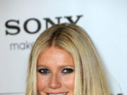 (Видео) Во фустанот на нејзината мајка од 1996 година, таа покажа дека е најубавото бебе на познати личности