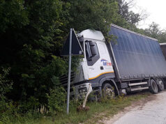 Се преврте камион кај Желино