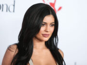 (Фото) Кралицата на латексот повторно се „стегна“ во фустан и го покажа своето совршено тело