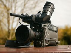 Насилен упад во студиото на Инфомакс, ЗНМ бара најстрога санкција за напаѓачот