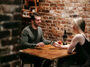 Трик кој ја менува играта на првиот состанок: Дали сте слушнале за правилото од 3 секунди?