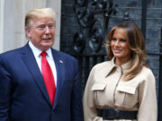 Божиќниот портрет на Трампови предизвика конфузија околу еден детаљ