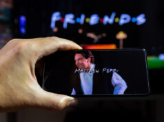 Од звук до слика, од сеќавање до хуманост: „Пријателите“ ја оживуваат приказната на Метју Пери