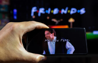 Од звук до слика, од сеќавање до хуманост: „Пријателите“ ја оживуваат приказната на Метју Пери