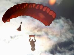 (Видео) Австралијанец скокаше од авион, падобранот се заглави во опашката: драматичен инцидент на 4.500 метри