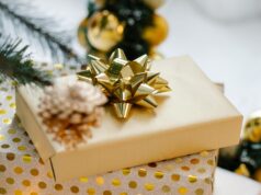 (Видео) Генијален трик: Со даска за пеглање спакувајте подарок како професионалец