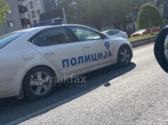 Навивачи нападнале полицајци на влезот во спортската сала во Битола