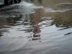 (Видео) Силна бура ја погоди Калифорнија: стотици луѓе се евакуирани на Божиќ