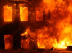 (Видео) 16 лица загинаа во пожар во дом за стари лица во Индонезија