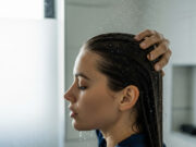 Три секојдневни навики при туширање кои ја уништуваат вашата кожа