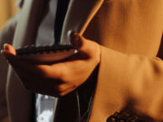 (Видео) Галеб се судри со новинарска додека снимаше репортажа и ја повреди