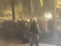 (Видео) Судири меѓу демонстранти и полиција во Атина: употребени солзавец и шок-бомби