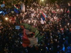 (Фото) Илјадници на улиците на Будимпешта – бараат оставка од Орбан по скандалот со злоупотреба на деца