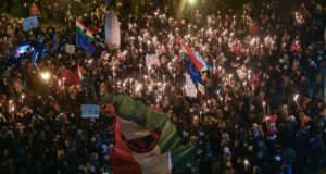 (Фото) Илјадници на улиците на Будимпешта – бараат оставка од Орбан по скандалот со злоупотреба на деца