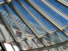 (Видео) Прва снимка по падот на децата низ стаклениот покрив во белгиското училиште