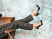 Како да издржите цела ноќ во високи потпетици? Едноставен трик што ќе ви помогне да заборавите на плускавците