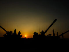 Камбоџа го обвинува Тајланд за бомбардирање додека траат мировните преговори