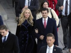 (Фото) „Едноставниот“ живот на сопругата на милијардер: Светки, чипка и луксуз додека тој ја држи за рака