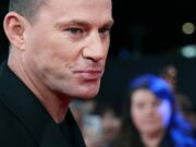 (Фото) Не може да ги контролира страстите покрај 19 години помладата девојка: холивудскиот заводник никогаш не бил посреќен