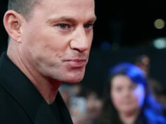 (Фото) Не може да ги контролира страстите покрај 19 години помладата девојка: холивудскиот заводник никогаш не бил посреќен