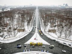 Бура, снег и мраз во Германија: Училиштата се затворени, летовите се откажани, хаос на патиштата