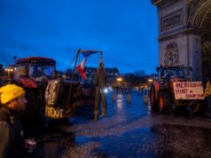 (Видео) Француските земјоделци го блокираат Париз со трактори