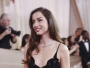 (Фото/Видео) Не ѝ треба проѕирен фустан, а ниту Том Круз: Таа е природно секси