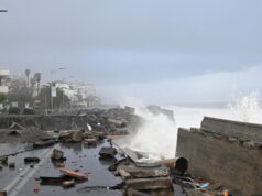(Видео) Силно невреме во Италија: брановите уништија домови, ресторани, улици