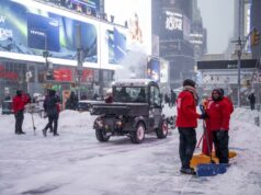 (Видео) Градоначалникот на Њујорк снимен со лопата во рака