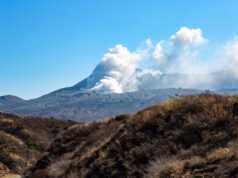 Хеликоптер со двајца туристи исчезна во близина на јапонскиот вулкан
