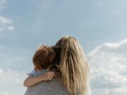 Зошто детето е посмирено со таткото и поемотивно со мајката?