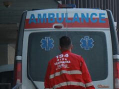 Возач на комбе не забележал човек зад возилото, го удрил и тешко го повредил