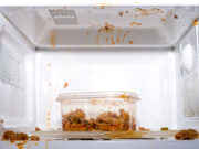 Како да ја исчистите микробрановата печка за 5 минути без триење и мака