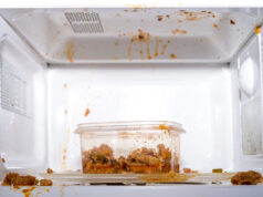 Како да ја исчистите микробрановата печка за 5 минути без триење и мака