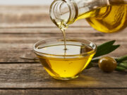 Трендот на пиење маслиново масло е сѐ попопуларен кај младите: Колку е здраво?