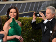 Мајкл Даглас и Кетрин Зета-Џонс објавија фотографија со своите деца: „Поздрави од Антарктикот“