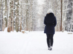 Снегот во Сараево сруши дрво врз жена: од повредите почина