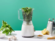 Природен прочистувач и борец против инсекти: направете сами средство од лимон и босилек