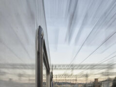 (Видео) Кран падна врз воз во движење: има загинати, десетици повредени во Тајланд