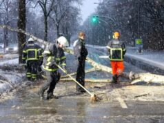 Заглавени возила и превртени камиони: Сообраќаен хаос на германските патишта поради студеното време
