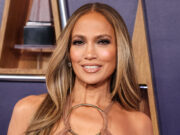 (Фото) И стил и тело на божица: Латино дивата повторно освојува со секси издание