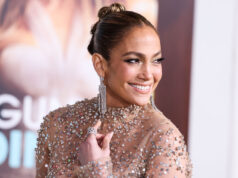 (Фото) Никој не ја погледна Џенифер Лопез во очи: за сè е виновно нејзиното „немирно“ деколте