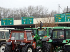 Грчките земјоделци продолжуваат со блокади на граничните премини