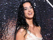 (Фото) Ги прослави празниците во прегратка на политичар, а таму е и нејзиниот поранешен: нивните фотографии го обиколуваат светот