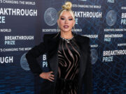 (Фото) Пред 10 години велеше дека е дебела и дека страда, а денес нејзината топлес фотографија го обиколува светот