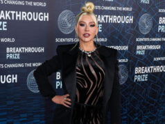 (Фото) Пред 10 години велеше дека е дебела и дека страда, а денес нејзината топлес фотографија го обиколува светот