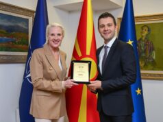 Муцунски на проштална средба со амбасадорката Агелер