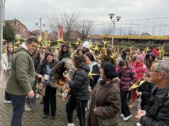 Градоначалникот Георгиевски им подари пакетчиња на коледарите од општина Илинден