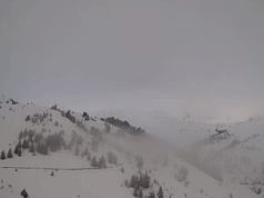 Слаб снег провејува на Попова Шапка, сообраќајот на државните патишта се одвива непречено