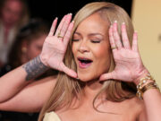 (Видео) Вратата ја удри Ријана, нејзината реакција стана хит